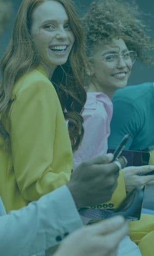 Freunde lachen mit Smartphone